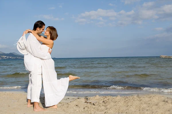 爱在海滩婚礼或蜜月的年轻夫妇 — 图库照片