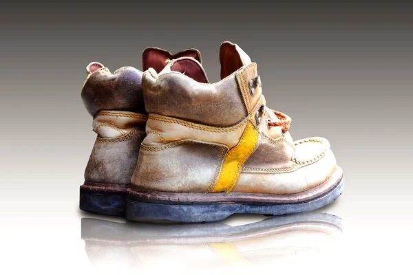 Stare skórzane buty odbicia ziemi — Zdjęcie stockowe