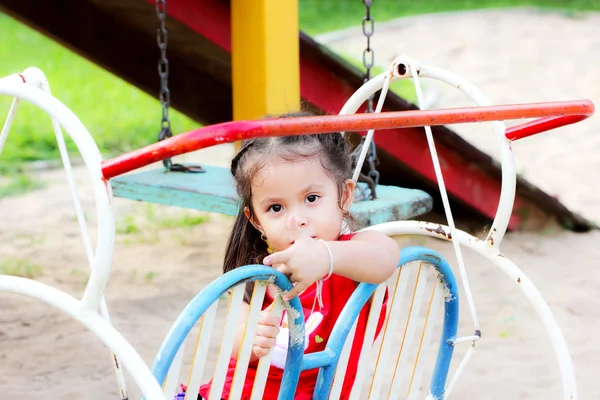 Young girl posing in park — Stock Photo, Image