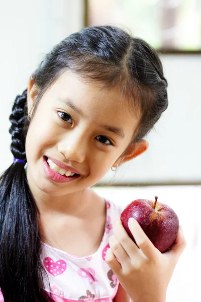Kırmızı elma ile sevimli genç kız portresi — Stok fotoğraf
