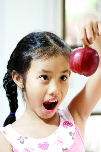 Chica joven con manzana roja — Foto de Stock