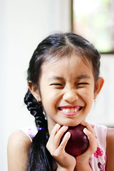 Νεαρή κοπέλα, χαμογελά με κόκκινο μήλο — Φωτογραφία Αρχείου