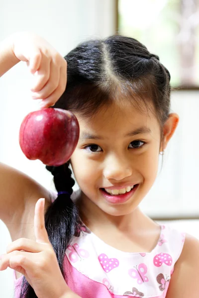Kırmızı elma ile genç kız — Stok fotoğraf