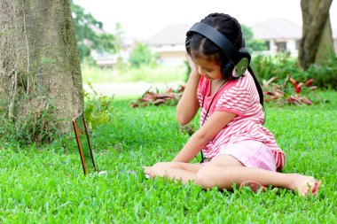 online müzik dinleme genç Asyalı liseli kız