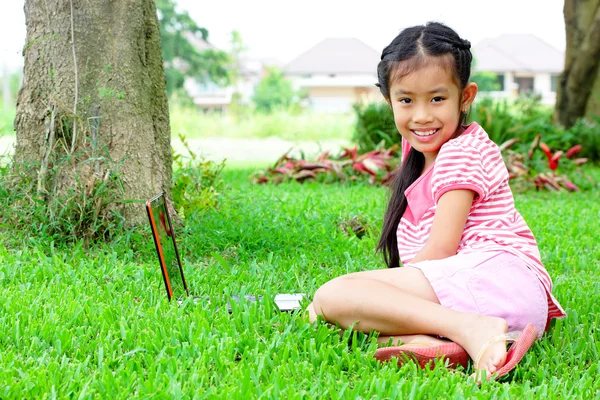 Een jonge Aziatische school meisje glimlachen — Stockfoto