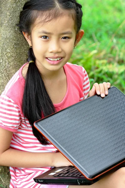 Junges Mädchen posiert mit Laptop im Park — Stockfoto