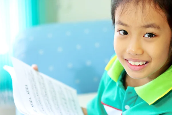 Niedliches junges Mädchen liest ein Buch — Stockfoto
