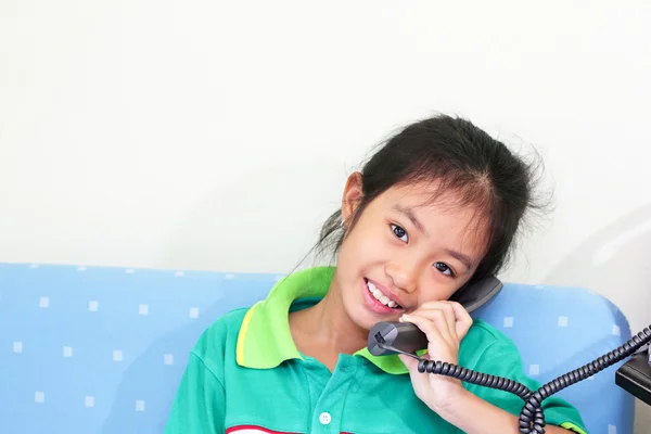Gadis yang berbicara di telepon — Stok Foto