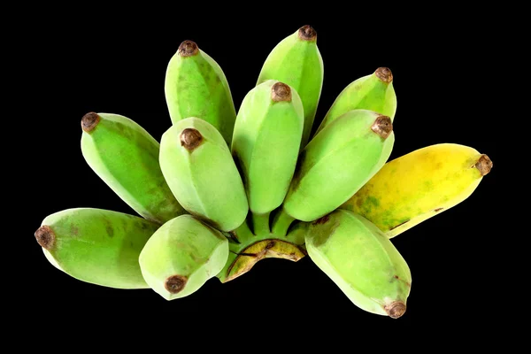 Banany kilka jeszcze zielone na białym tle na czarnym tle — Zdjęcie stockowe