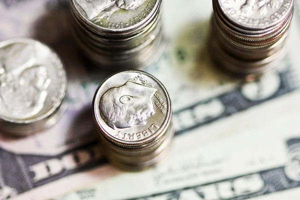 Банкноты и монеты американских долларов — стоковое фото