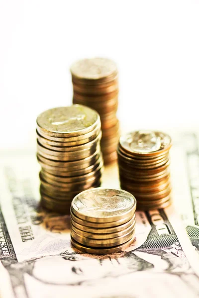 Mince a bankovky dolaru — Stock fotografie
