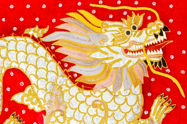 Kırmızı ipek işlemeli dragon sanat, myanmar — Stok fotoğraf