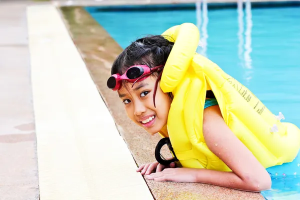 Girl play at the swimming pool — Stock Photo, Image