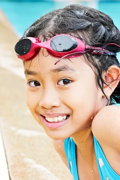 Portret van schattige gelukkig jong meisje kind — Stockfoto