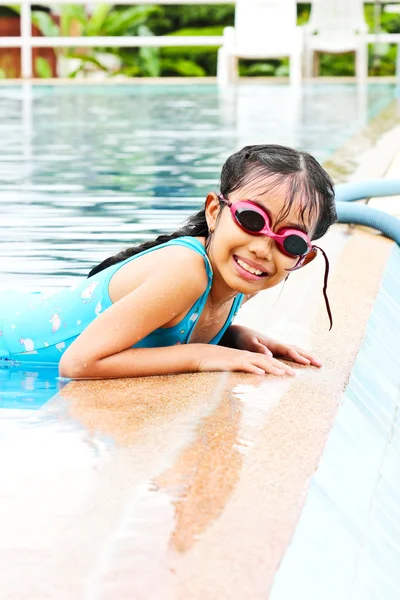 Menina se divertir na piscina — Fotografia de Stock