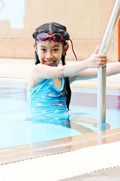 Jong meisje going out of zwembad — Stockfoto