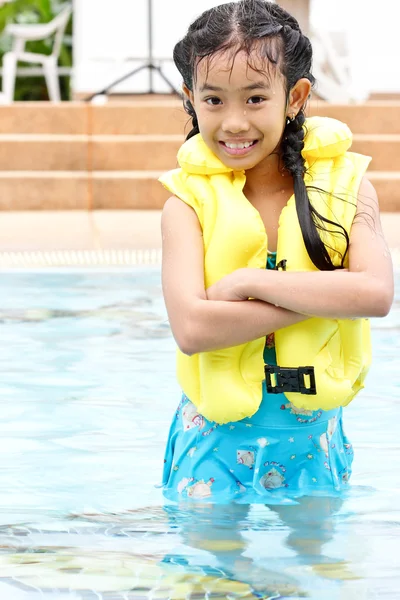 Linda chica joven de pie en una piscina —  Fotos de Stock