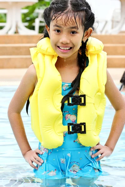 Chica sonríe y una de pie en una piscina —  Fotos de Stock