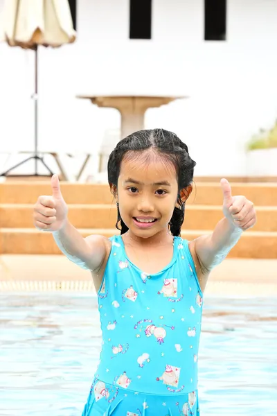 Chica joven muy feliz en la piscina —  Fotos de Stock