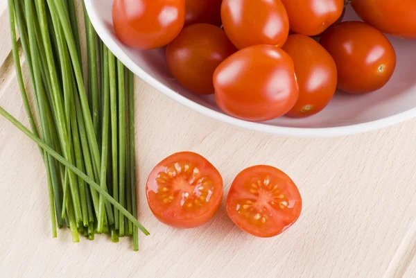 Wiśniowe pomidory i szczypiorkiem — Zdjęcie stockowe