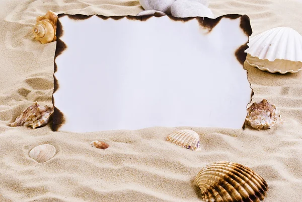 Bränt papper på sand — Stockfoto