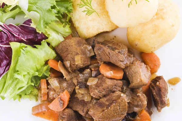 Тушеный говяжий стейк с картошкой и салатом Лицензионные Стоковые Фото