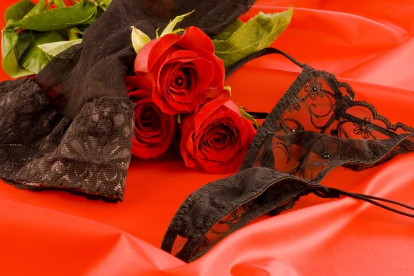Lencería negra y rosas rojas Fotos De Stock Sin Royalties Gratis