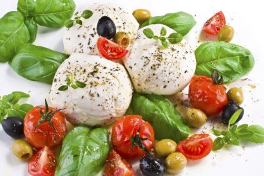 Mozzarella peyniri, domates fesleğen ve zeytin ile