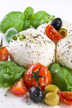 Mozzarella peyniri, domates fesleğen ve zeytin ile