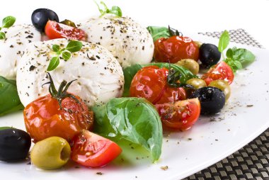 Mozzarella peyniri, domates fesleğen ve zeytin ile