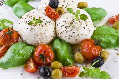 Mozzarella peyniri, domates fesleğen ve zeytin ile