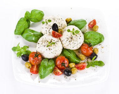 Mozzarella peyniri, domates fesleğen ve zeytin ile