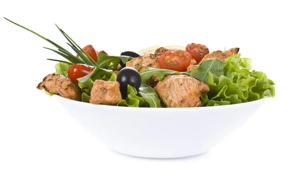 Куриный и овощной салат — стоковое фото