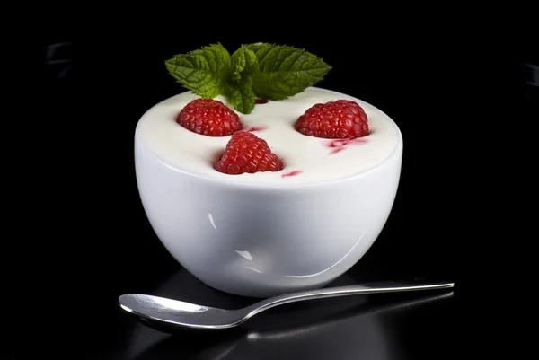 Yogurt with raspberries and mint — Stock Photo, Image