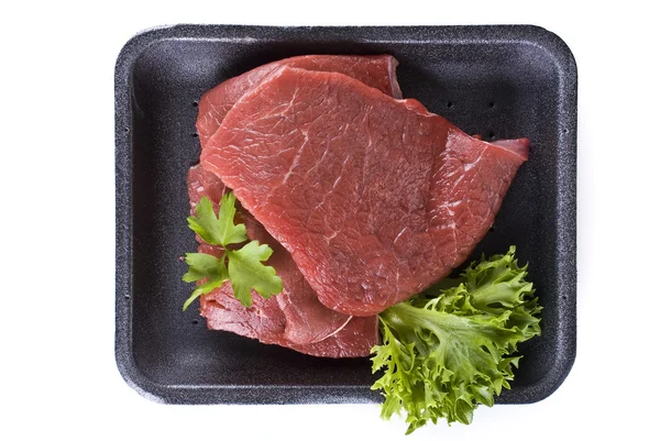 Bife de carne de vaca em bandeja - isolado — Fotografia de Stock