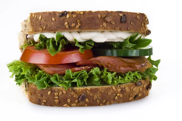 Сэндвич с беконом и овощами — стоковое фото