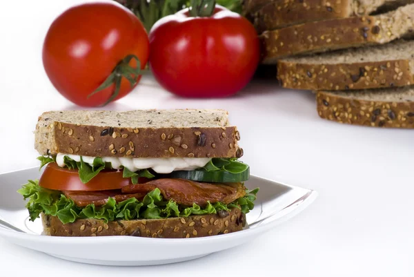 Sanduíche de bacon e legumes — Fotografia de Stock