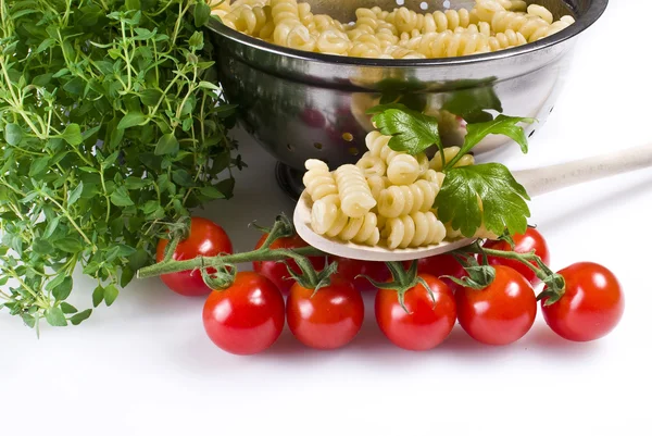 Pastas Fusilli con tomillo y tomates —  Fotos de Stock