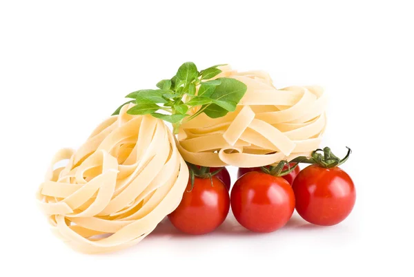 Pasta de tagiatelle con tomates y albahaca —  Fotos de Stock