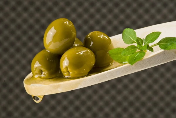 Oliven auf Holzlöffel — Stockfoto