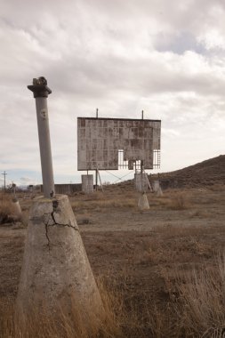 drive-in sinema salonunda bir bulutlu gün çöle terk edilmiş