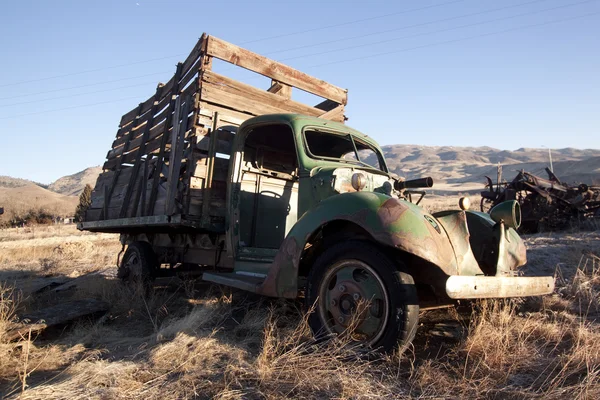 Velha fazenda abandonada caminhão lixo fazenda ferrugem auto antiguidade — Fotografia de Stock