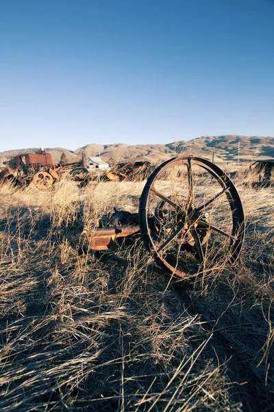 Roda do vagão ferrugem antiga fazenda antigas planícies ocidentais — Fotografia de Stock