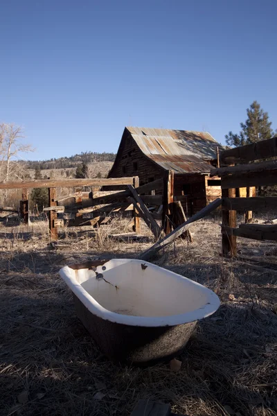 Old bathtub on a farm barn cabin country podunk — Stock Photo, Image