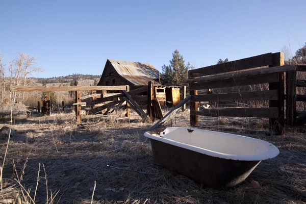 Старая ванна в сельской хижине — стоковое фото