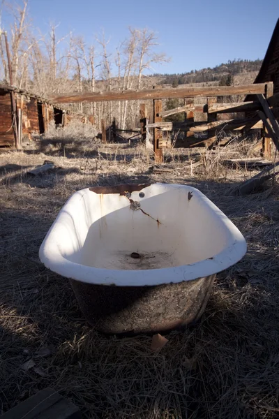 Старая ванна в сельской хижине — стоковое фото