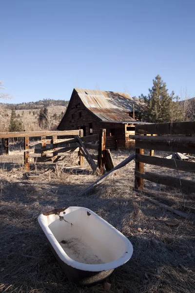 Oud bad op een boerderij schuur cabine land podunk — Stockfoto