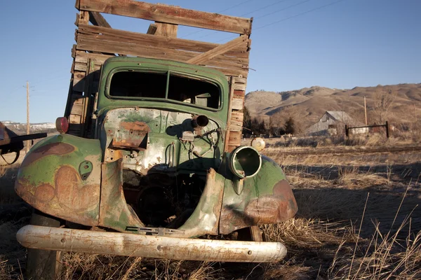 Παλιό εγκαταλειμμένο αγρόκτημα φορτηγό σκουπίδια αγρόκτημα σκουριάς auto αντίκα — Φωτογραφία Αρχείου