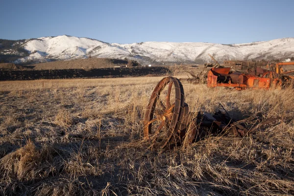 Roda do vagão ferrugem antiga fazenda antigas planícies ocidentais — Fotografia de Stock