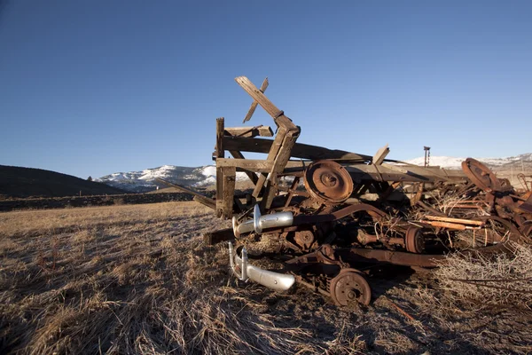 放棄された錆さびた迷惑バンパー廃品スクラップ サルベージ — ストック写真